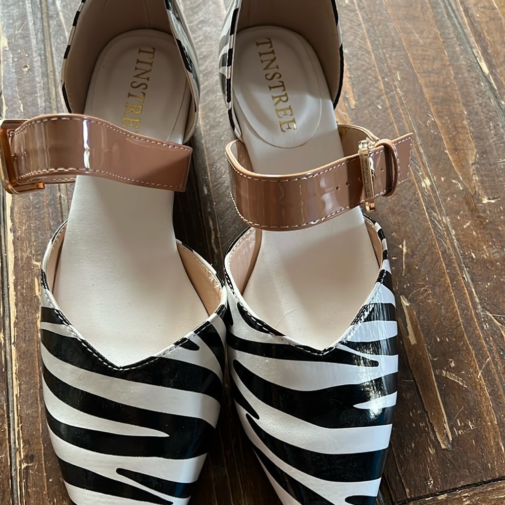 Black and white strip sandal , shinny, pointed toe.